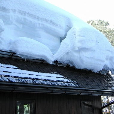 Как правильно установить снегозадержатель на крыше